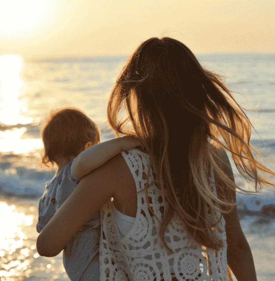 Frau mit Kind am Strand