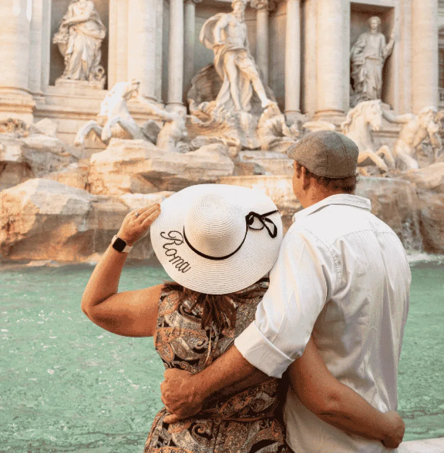 Touristenpaar am Trevi-Brunnen in Italien